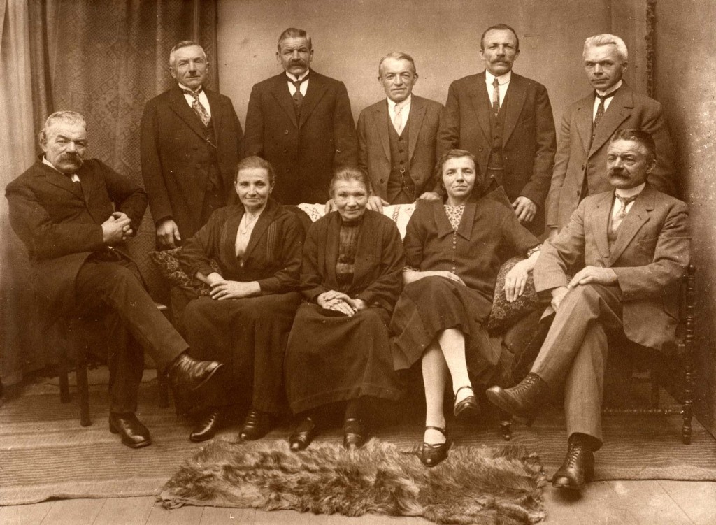 Een foto van Sjef (rechts) met zijn broers en zusters.